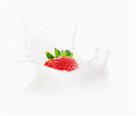 Strawberry falling into milk Foto de stock - Sin royalties Premium, Código: 659-07028243