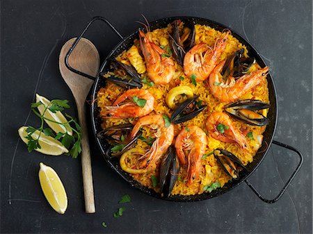 español (lugares y cosas) - Paella decorated with mussels and prawns Foto de stock - Sin royalties Premium, Código: 659-07028316