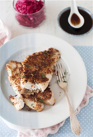 food not sharing - Fried orange roughy fillets with a sesame and walnut crust Photographie de stock - Premium Libres de Droits, Code: 659-07028339