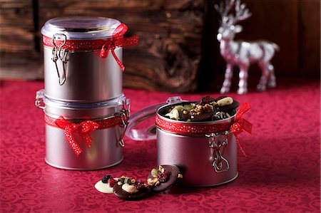 A tin of chocolate buttons for Christmas Stock Photo - Premium Royalty-Free, Code: 659-07028441