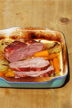 roasted (meat) - Roast ham with vegetables in the roasting tin Stock Photo - Premium Royalty-Free, Code: 659-07028642