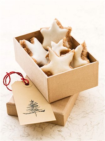 Star-shaped cinnamon biscuits in a box as a gift Stock Photo - Premium Royalty-Free, Code: 659-07028714