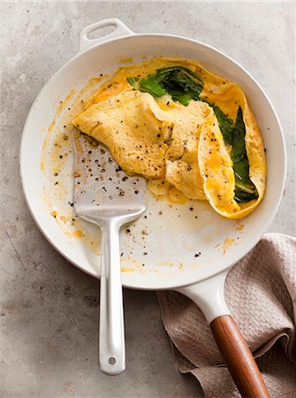 egg dish - A spinach omelette in the frying pan Stock Photo - Premium Royalty-Free, Code: 659-07028731