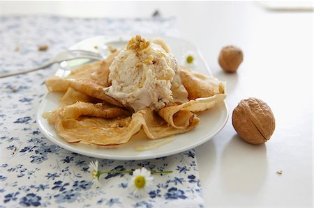 pancake - Crepes with walnut ice cream Stock Photo - Premium Royalty-Free, Code: 659-07028796