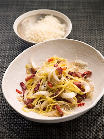 placemat - Tagliolini with Chilli, Bacon and Chicory Photographie de stock - Premium Libres de Droits, Code: 659-07029004