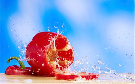 pepper (vegetable) - A red pepper with a splash of water Stock Photo - Premium Royalty-Free, Code: 659-07068717