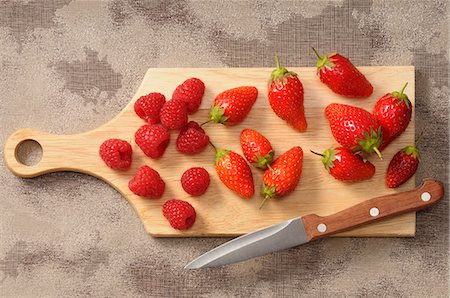 simsearch:659-08419643,k - Fresh strawberries and raspberries on a chopping board with a knife Stock Photo - Premium Royalty-Free, Code: 659-07068968