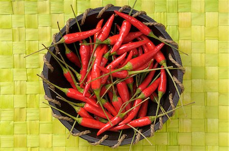 Fresh red chillies in a basket Foto de stock - Sin royalties Premium, Código: 659-07068983