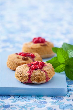 simsearch:659-06903190,k - Wholemeal scones with redcurrants Stock Photo - Premium Royalty-Free, Code: 659-07069049