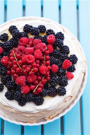 simsearch:659-07069181,k - Berry pavlova (view from above) Stock Photo - Premium Royalty-Free, Code: 659-07069185