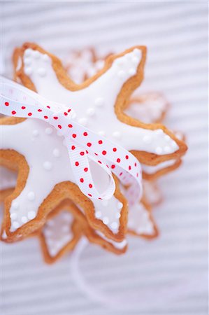pile of christmas gifts - Pile of gingerbread stars garnished with icing and tied with bow Stock Photo - Premium Royalty-Free, Code: 659-07069209