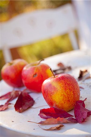 simsearch:659-07610418,k - Three apples and red fall leaves Stock Photo - Premium Royalty-Free, Code: 659-07069218