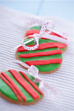 simsearch:659-07069631,k - Gingerbread Christmas bauble garnished with marzipan and ribbon Stock Photo - Premium Royalty-Free, Code: 659-07069212