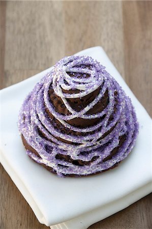 simsearch:659-06903182,k - Chocolate cake with squash and ginger decorated with purple sugar Foto de stock - Sin royalties Premium, Código: 659-07069332