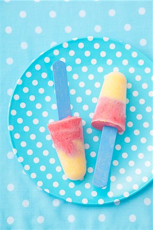 simsearch:659-08418689,k - Home-made strawberry and peach ice lollies Stock Photo - Premium Royalty-Free, Code: 659-07069375