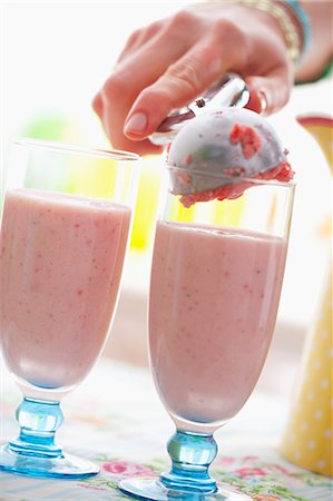 single strawberry - A scoop of strawberry ice cream being added to a milkshake Stock Photo - Premium Royalty-Free, Code: 659-07069394