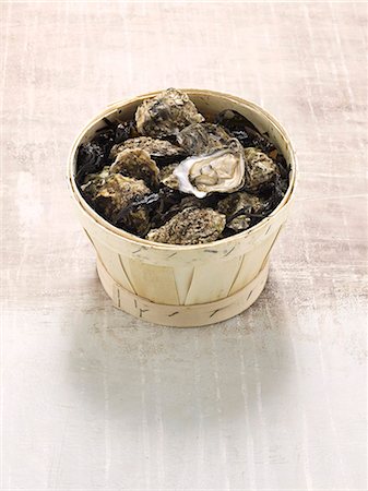 simsearch:659-03535097,k - Pacific oysters of the variety Kelly Gigas in a woodchip basket Foto de stock - Sin royalties Premium, Código: 659-07069418