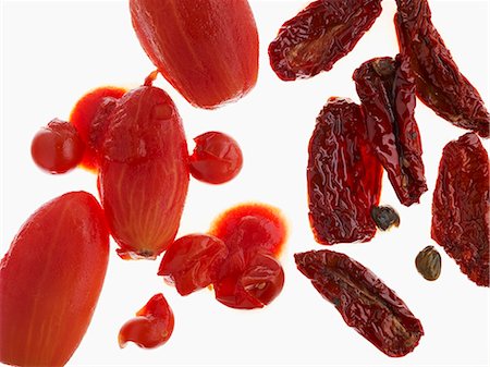 simsearch:659-07026815,k - Tinned tomatoes, cocktail tomatoes and sundried tomatoes Foto de stock - Sin royalties Premium, Código: 659-07069424