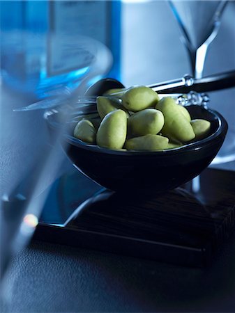 simsearch:659-07027183,k - A bowl of green olives between martini glasses Stock Photo - Premium Royalty-Free, Code: 659-07069435