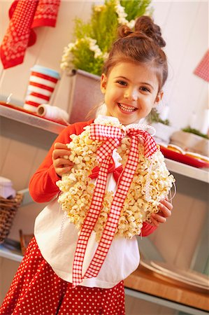 stage show - A small girl holding a Christmas wreath made from popcorn Stock Photo - Premium Royalty-Free, Code: 659-07069629