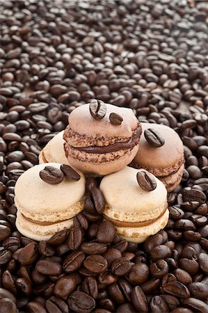Home-made coffee and vanilla macaroons Photographie de stock - Premium Libres de Droits, Code: 659-07069667
