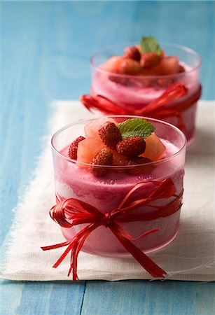 red watermelon - Strawberry mousse with wild strawberries and watermelon Photographie de stock - Premium Libres de Droits, Code: 659-07069766