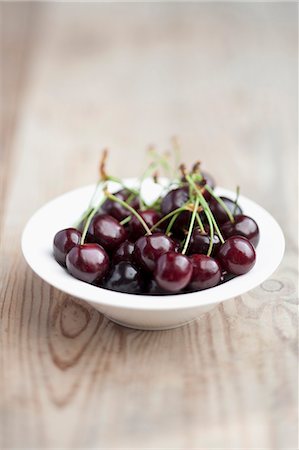 simsearch:659-07597339,k - Cherries in a dish Stock Photo - Premium Royalty-Free, Code: 659-07597098