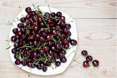 simsearch:659-06373112,k - Cherries on a plate (view from above) Stock Photo - Premium Royalty-Free, Code: 659-07597092