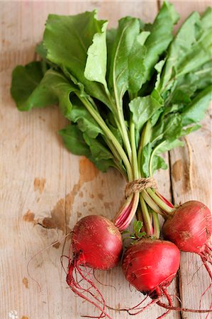 simsearch:659-07609605,k - Three beetroot on a wooden surface Stock Photo - Premium Royalty-Free, Code: 659-07597133