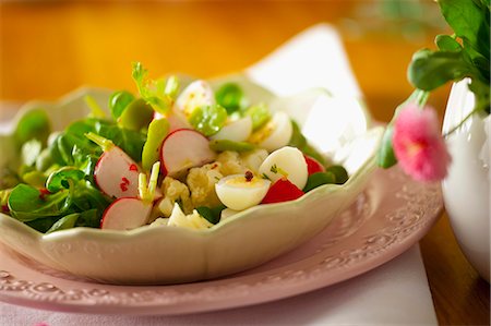 simsearch:659-06184015,k - Colourful salad with quail's eggs Stock Photo - Premium Royalty-Free, Code: 659-07597194