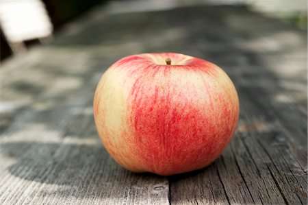 fruits in wooden table - An apple on a wooden table in the garden Stock Photo - Premium Royalty-Free, Code: 659-07597322