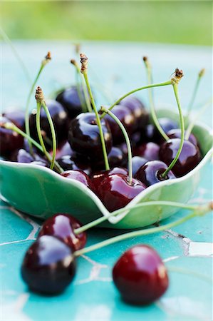 simsearch:659-07597339,k - Cherries in a leaf-shaped bowl Stock Photo - Premium Royalty-Free, Code: 659-07597355