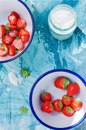 simsearch:659-06373112,k - Fresh strawberries in the bowls with sugar Stock Photo - Premium Royalty-Free, Code: 659-07597403