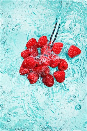 simsearch:659-07597787,k - Raspberries in water with a jet of water Photographie de stock - Premium Libres de Droits, Code: 659-07597425