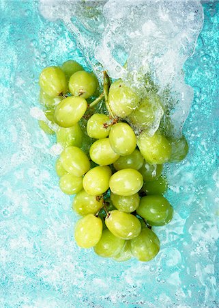 Green grapes in water Photographie de stock - Premium Libres de Droits, Code: 659-07597428