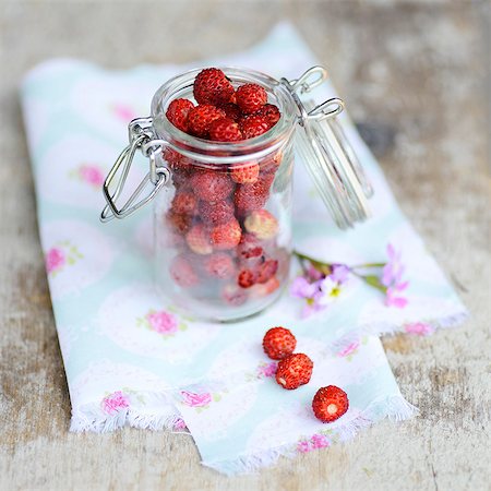 simsearch:659-06186270,k - Wild strawberries in a preserving jar Stock Photo - Premium Royalty-Free, Code: 659-07597478