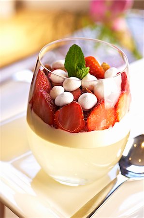 simsearch:659-07069181,k - Panna cotta with elderflower jelly and strawberries Stock Photo - Premium Royalty-Free, Code: 659-07597554