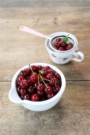 simsearch:659-07597339,k - Fresh cherries on an old farmhouse table Stock Photo - Premium Royalty-Free, Code: 659-07597595