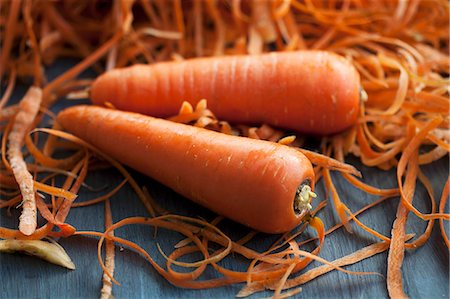 photos of vegetable garbage - Two carrots next to a mound of carrot peelings Stock Photo - Premium Royalty-Free, Code: 659-07597725