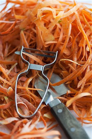 photos of vegetable garbage - Carrot peelings, a peeler and a knife Stock Photo - Premium Royalty-Free, Code: 659-07597726