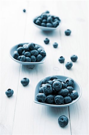 Three small bowls of blueberries Stock Photo - Premium Royalty-Free, Code: 659-07597737