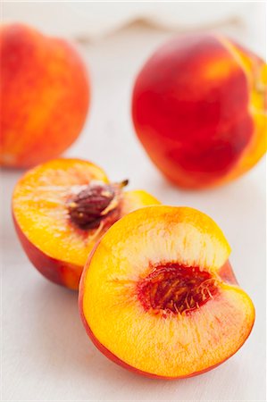 simsearch:659-07597339,k - Peaches, whole and halved Stock Photo - Premium Royalty-Free, Code: 659-07597809