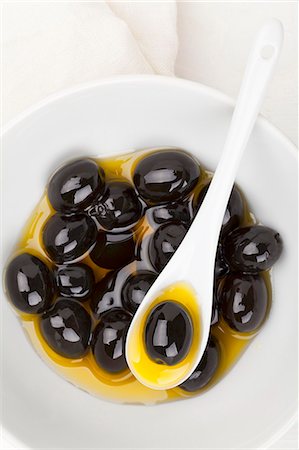 simsearch:659-08147216,k - Black olives in olive oil Stock Photo - Premium Royalty-Free, Code: 659-07597818