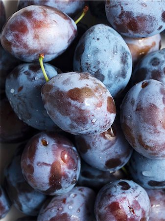 simsearch:659-06373112,k - Fresh plums with water droplets, from above Stock Photo - Premium Royalty-Free, Code: 659-07597843