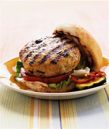 Barbecued chicken burger in a bun Photographie de stock - Premium Libres de Droits, Code: 659-07597867