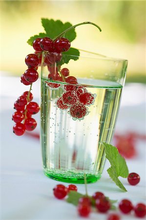 simsearch:659-07027183,k - A glass of water with redcurrants on a table in the garden Stock Photo - Premium Royalty-Free, Code: 659-07597997