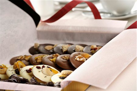 Chocolate cookies with nuts in a present box Photographie de stock - Premium Libres de Droits, Code: 659-07598021