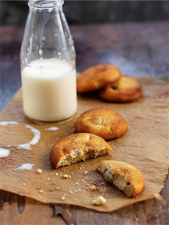 Biscuits and milk Photographie de stock - Premium Libres de Droits, Code: 659-07598180