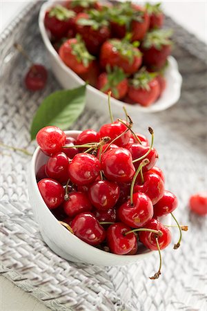 simsearch:659-07597339,k - Cherries and strawberries in two bowls Stock Photo - Premium Royalty-Free, Code: 659-07598259