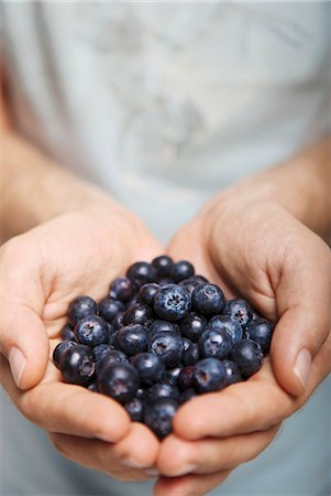 A man's hands holding fresh blueberries Stock Photo - Premium Royalty-Free, Code: 659-07598323